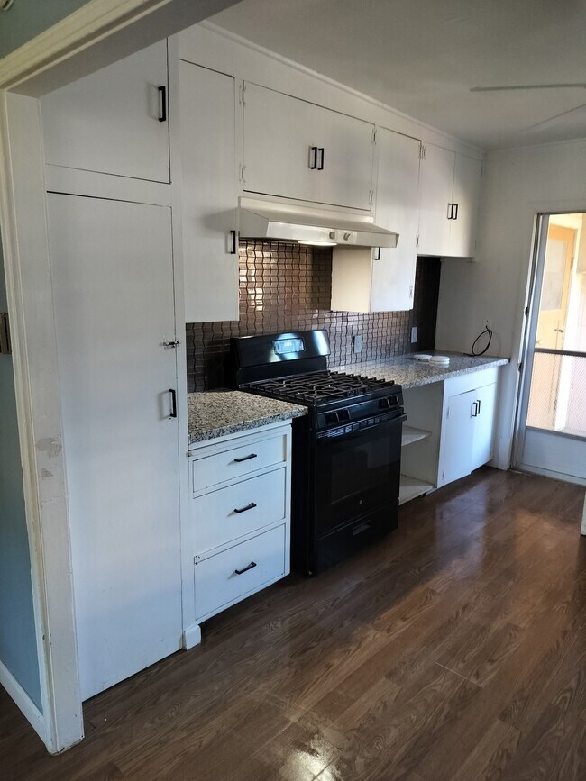 Photo - 1586 Bonnell Ave