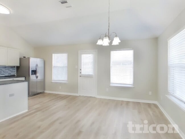 Photo - 352 Meadow Park