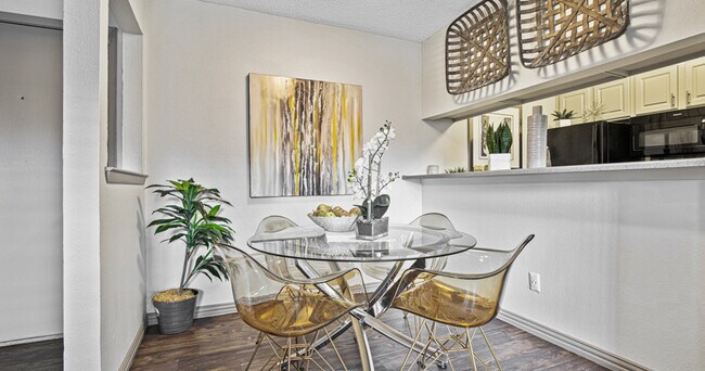 Photo - Oaks of Lewisville Apartments