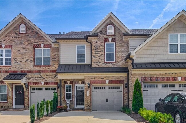 Building Photo - Townhome w/gargae convenient to shopping a...