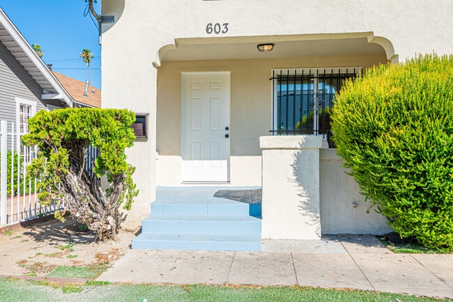 Building Photo - 603 W 49th St Rental