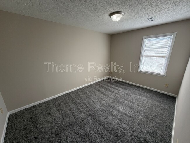 Photo - 402 Holly Ct