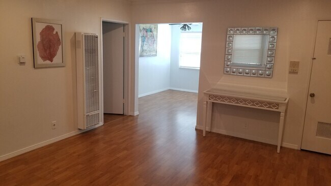 Photo - 5811 Bowcroft St Unidad 2