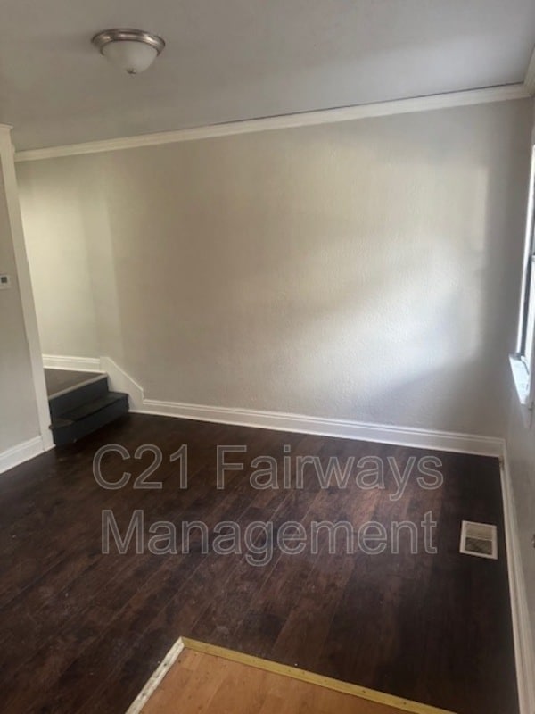 Photo - 855 Vankirk St