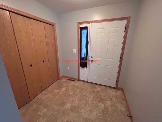 Building Photo - 545 4th Ave SW Unit 1
