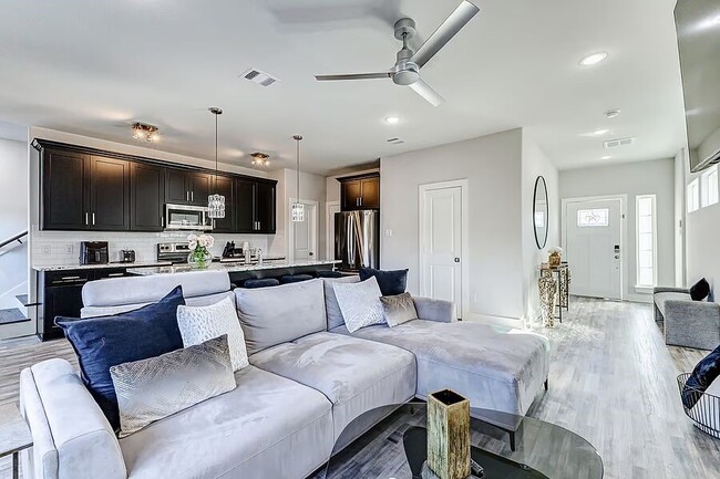 Photo - 4677 Bellfort Ave