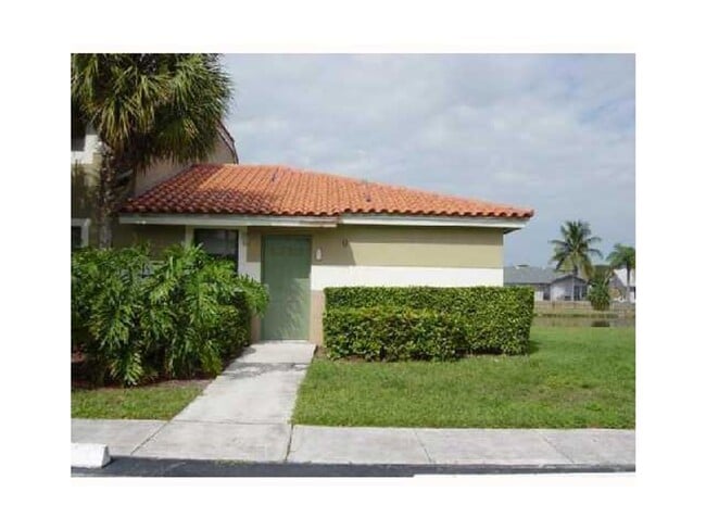 Building Photo - Fully Renovated 1Bed/1Bath Villa-Style Con...