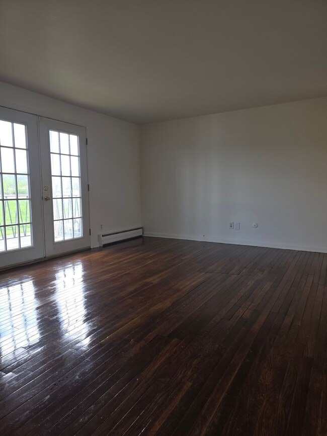 Building Photo - 2 bedroom upper Unit CA515C
