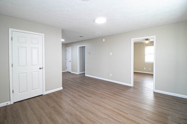 Photo - 404 -10 Thompsonville Lane