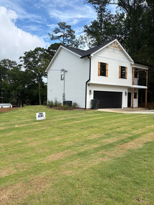 Photo - 180 Llewellyn St