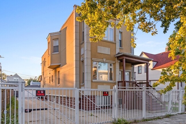 Building Photo - 2028 N Hamlin Ave Unit 1