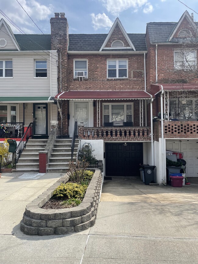 Photo - 3446 Corlear Ave Unidad #1