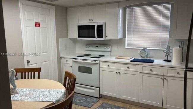 Building Photo - 1120 NE 24th Ave Unit 2