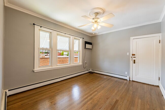 Photo - 7041 W Addison St Unidad 2R