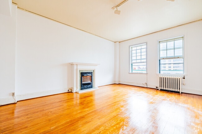 Bright & Spacious Living room - 214 York Queen