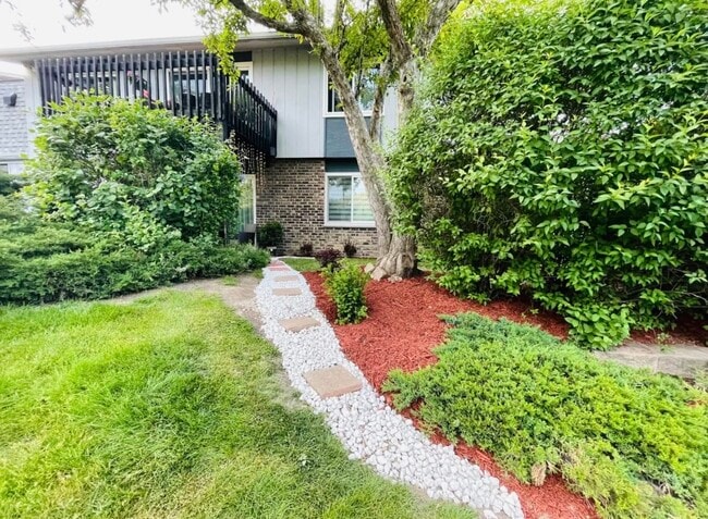 Building Photo - 952 E Old Willow Rd Unit 102