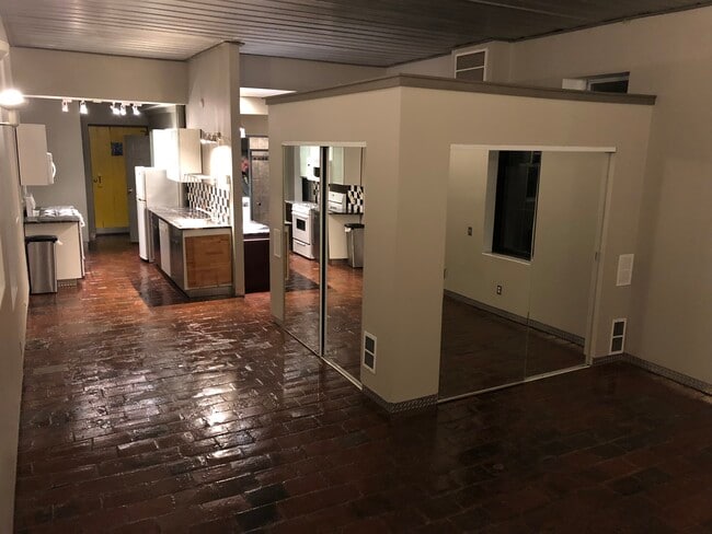 Cocina desde la sala de estar - 277 Bluff St Unidad Studio #1 Garden