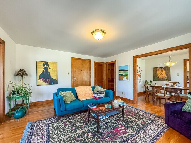 Photo - Charming 2 Bedroom, 1 Bathroom Home Near UIUC & Downtown Urbana