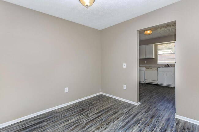 Photo - Cross Creek Apartments