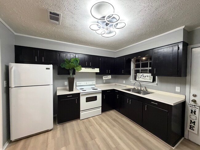 Building Photo - 1109 6th St