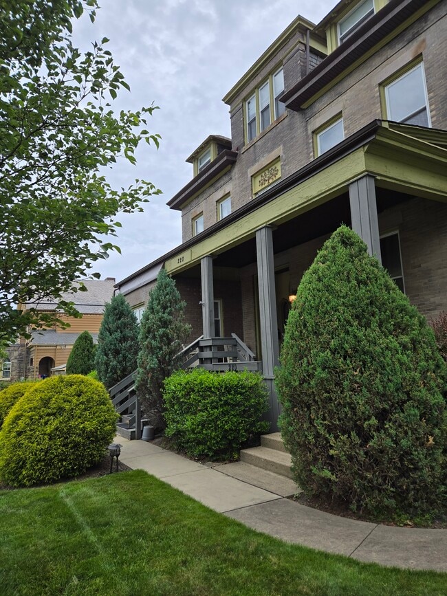 Front - 220 Noble Ave Apartment Unit 3