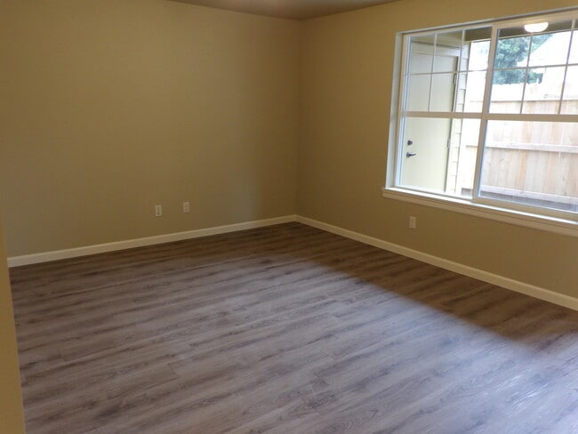 Photo - 690 SE 5th Ave