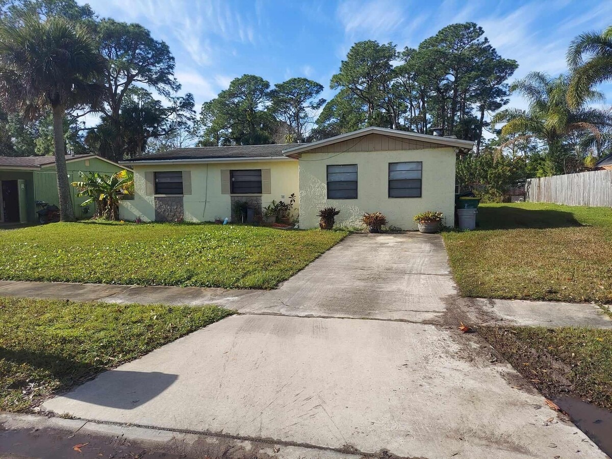 Photo - 1070 Lee Ave