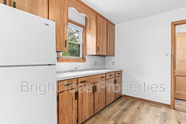 Photo - 83 Winona St E