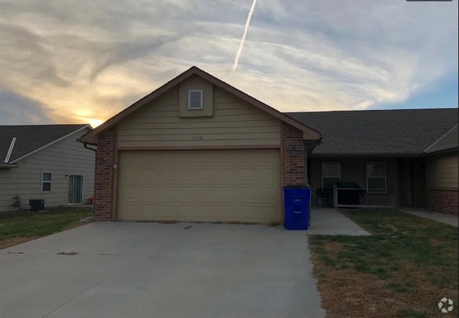 Building Photo - 1708 Hickory Ln Rental