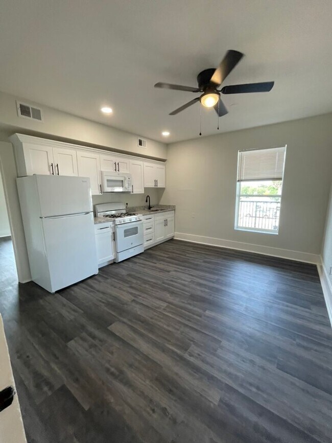 Photo - Corner Unit Overlooking Downtown Umatilla Granite Counters Unidad 11-203