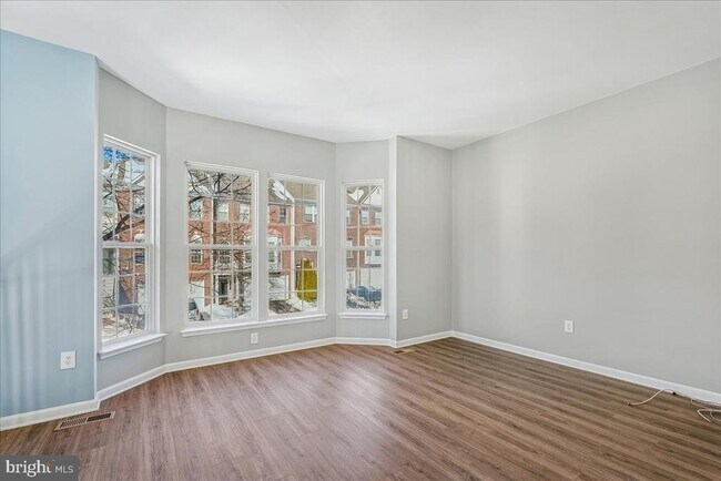 Photo - 43771 Maison Blanc Square