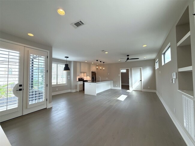 Photo - 1015 E 27th St