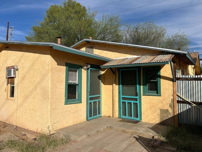 Building Photo - 1 Bedroom Duplex AVAILABLE NOW