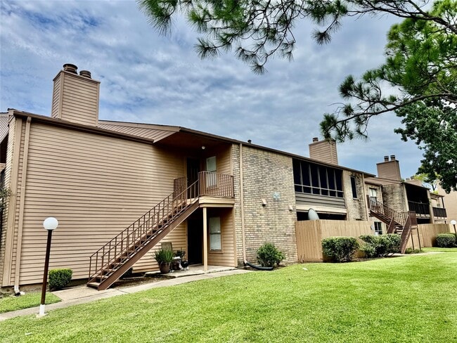 Building Photo - 10555 Turtlewood Ct Unit 115 Rental