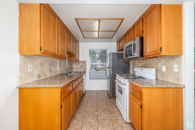 1BR, 1BA - 700SF - Kitchen - 14950 Burbank Blvd
