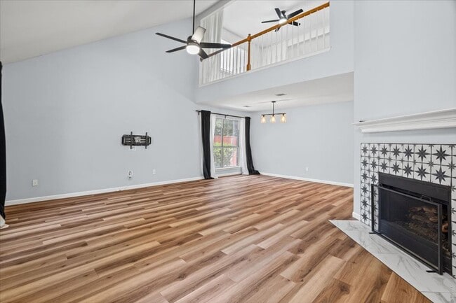 Photo - 910 Markham Ln