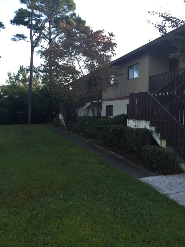 Building Photo - Holly Tree Condominiums