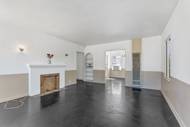 Building Photo - 6617 Waring Ave Unit 2