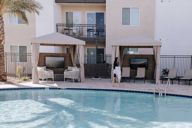 Cabañas junto a la piscina con televisores - Amavida Marana Apartamentos