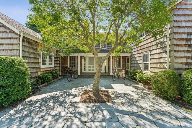 Photo - 20 Quogue St