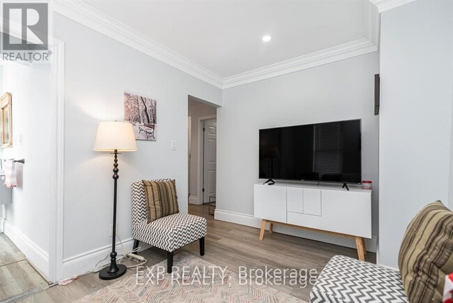 Photo - 5858 Ferry St