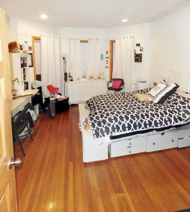 Photo - 5 BED/2 BATH NEAR B.U. & PACKARD'S CORNER