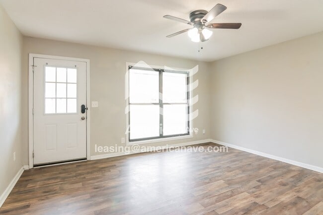 Photo - 856 Barklay Way