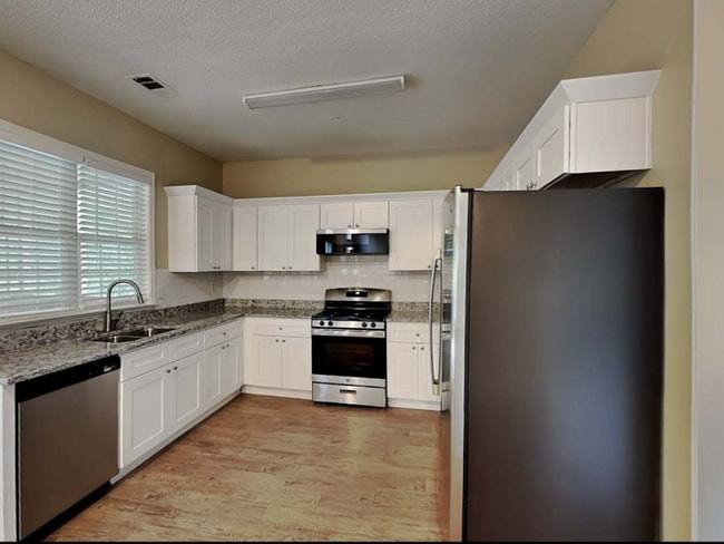 Photo - 2930 Cottesford Way SE