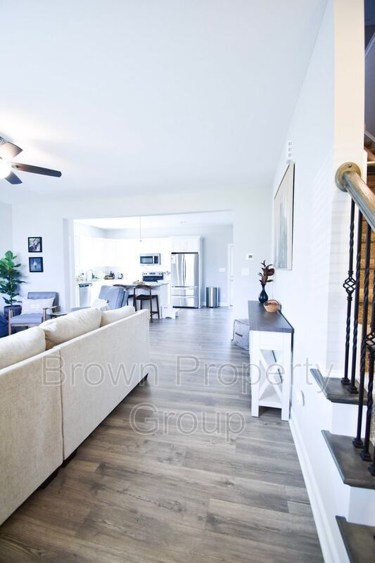 Photo - 517 Rempstone Ln