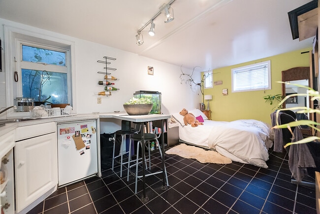 Building Photo - 1517 Comox St Unit 5