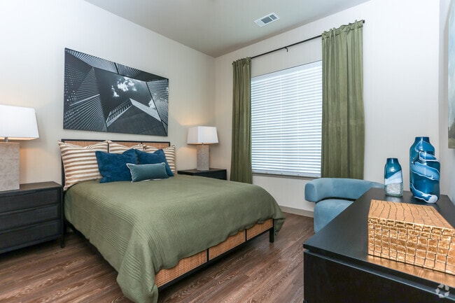 2BR, 2BA - 1028SF - B1 - Master Bedroom