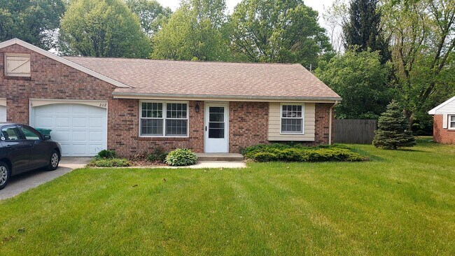 Building Photo - 2 Bedroom 1 Bath 1025 Sqft Home Minutes to...