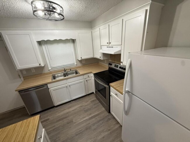 Photo - 104 Peace St