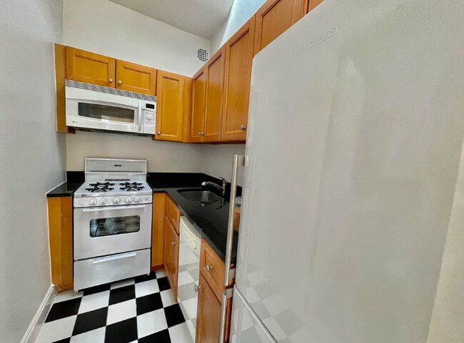 Photo - 22 W 68th St